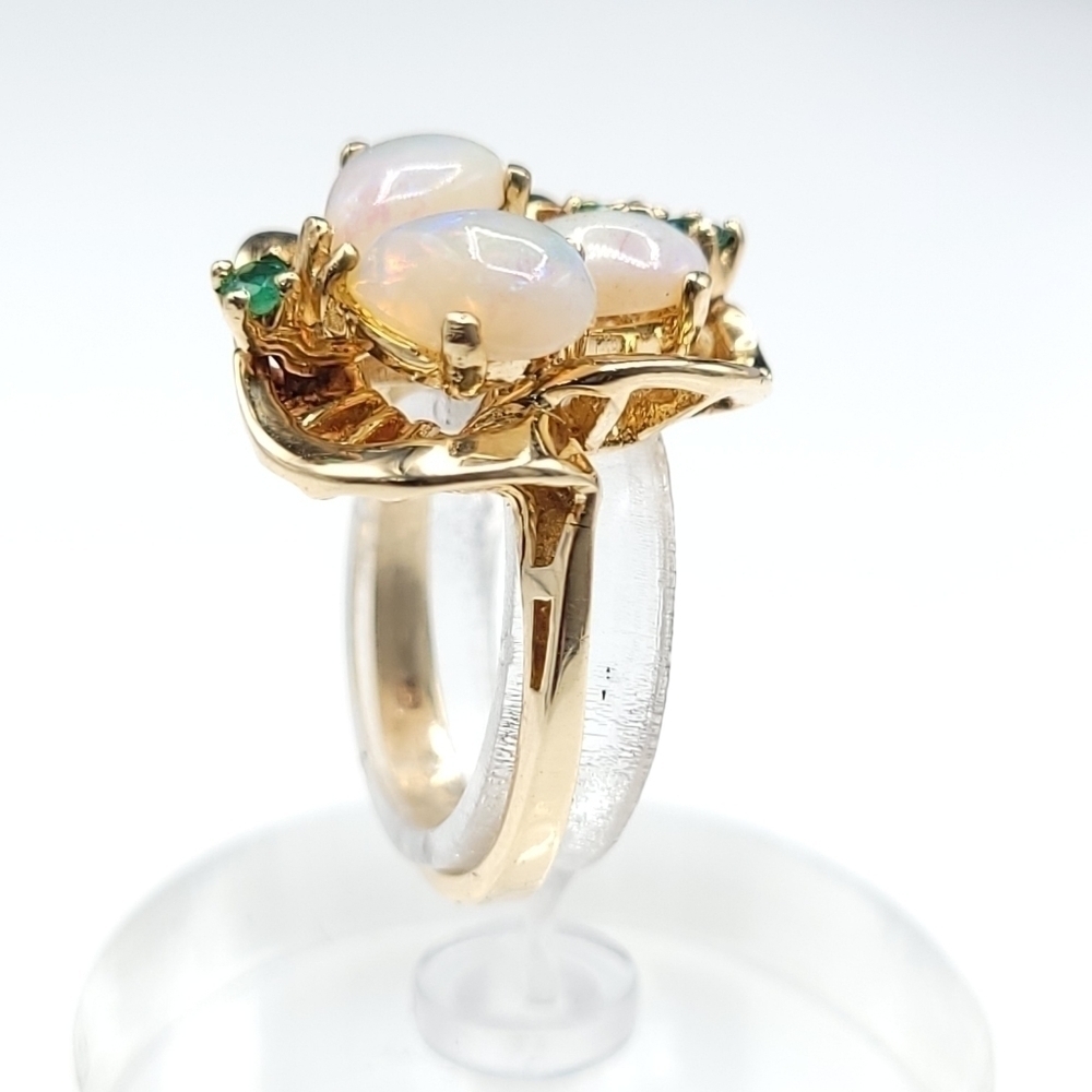 AUSTRALIAN opal and emerald accent ring 10k yellow gold - Picture 3 of 15